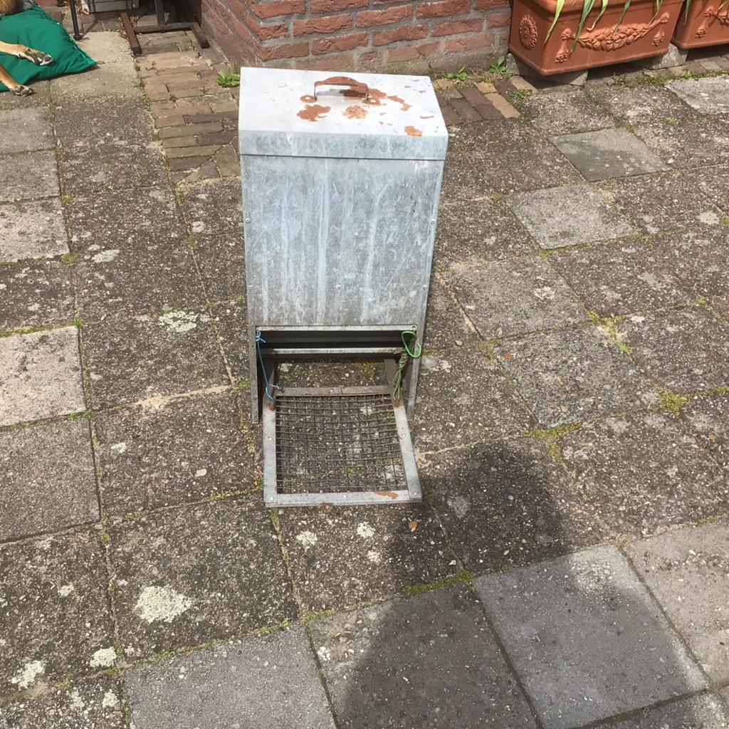 Zinken voerbak voor pluimvee, Ophalen of Verzenden, Zo goed als nieuw, Drinken en Voederen
