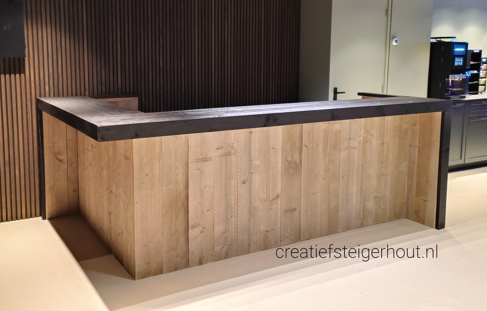 Steigerhouten bar hoek met zwarte accenten hoekbar koelkast , Huis en Inrichting, Barren, Verzenden, Nieuw