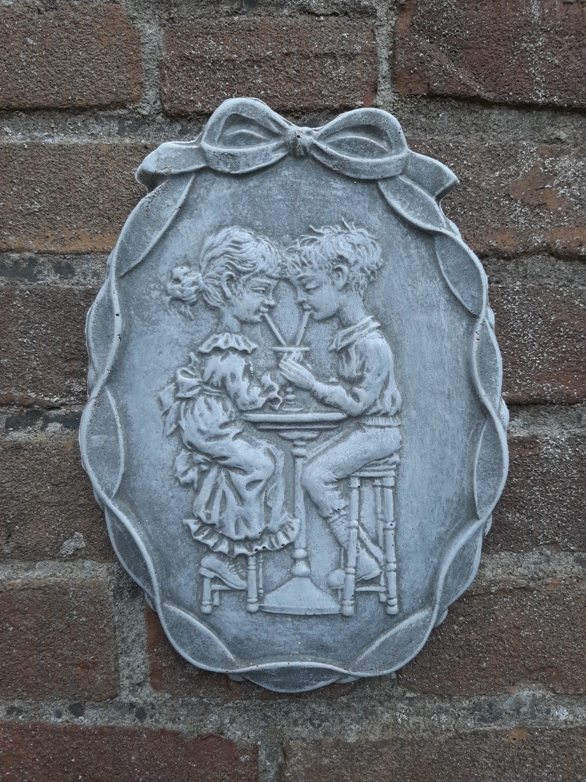 Jongen en meisje wanddecoratie betonnen beeld tuinbeeld beto, Ophalen of Verzenden