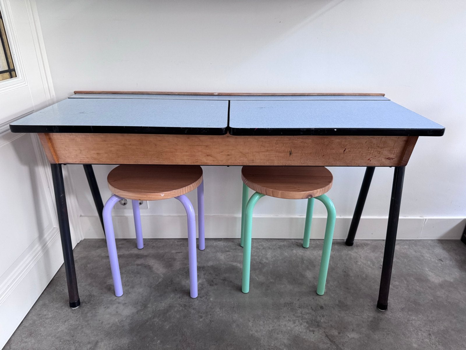 Schoolbureau Lecluyse (Jaren '60) met 2 Krukjes, Opbergruimte, Gebruikt, Hout, Schoolbureau