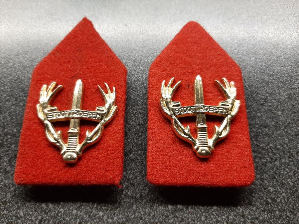 Stoottroepen  - kraagemblemen   KL ., Verzamelen, Ophalen of Verzenden, Landmacht, Nederland, Embleem of Badge