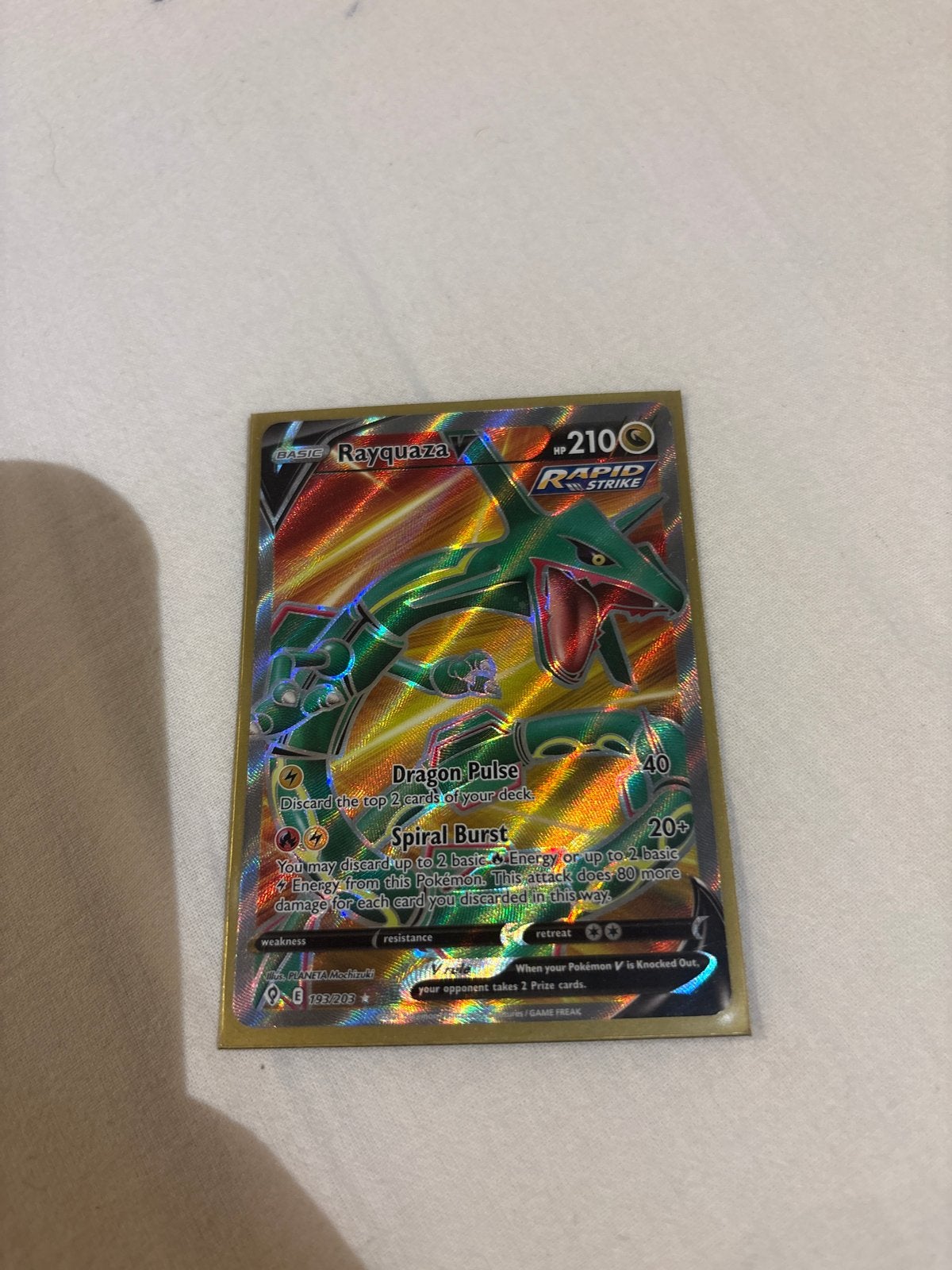 Pokémon Rayquaza V - evolving skies - 193/203, Hobby en Vrije tijd, Ophalen of Verzenden, Zo goed als nieuw, Losse kaart, Foil