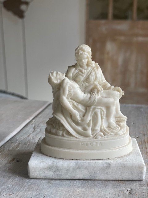 Kleine witte Pieta sculptuur. Michelangelo. Marmer Maria., Antiek en Kunst, Ophalen