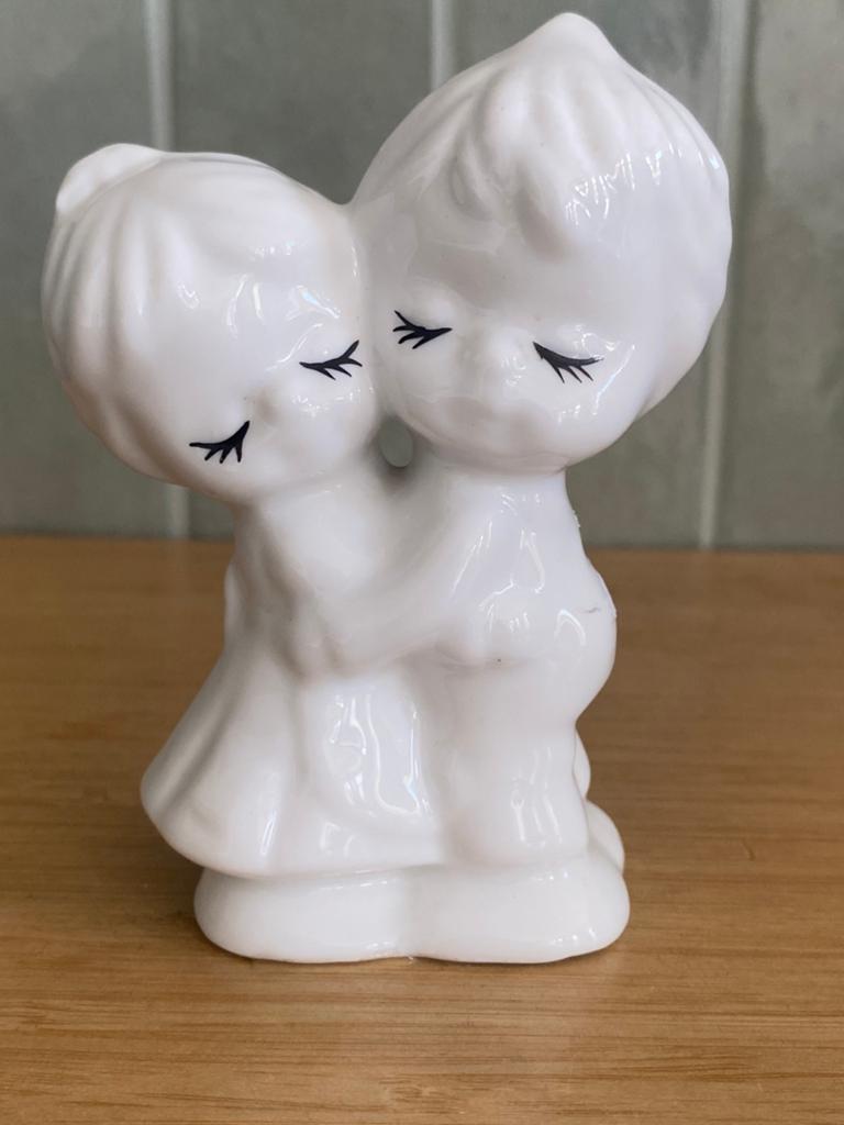 Vintage wit beeldje ‘cuties’ mid century kitsch, Ophalen of Verzenden, Gebruikt, Mens