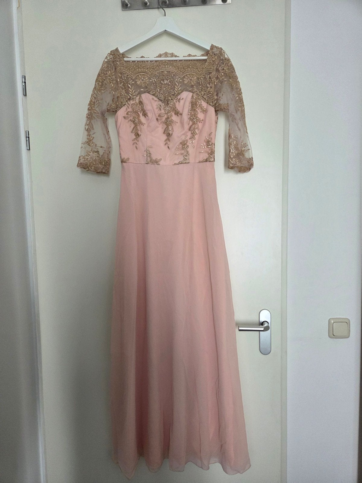 Roze Avondjurk met Gouden Kant, Kleding | Dames, Jurken, Maat 38/40 (M), Ophalen of Verzenden, Roze, Onder de knie