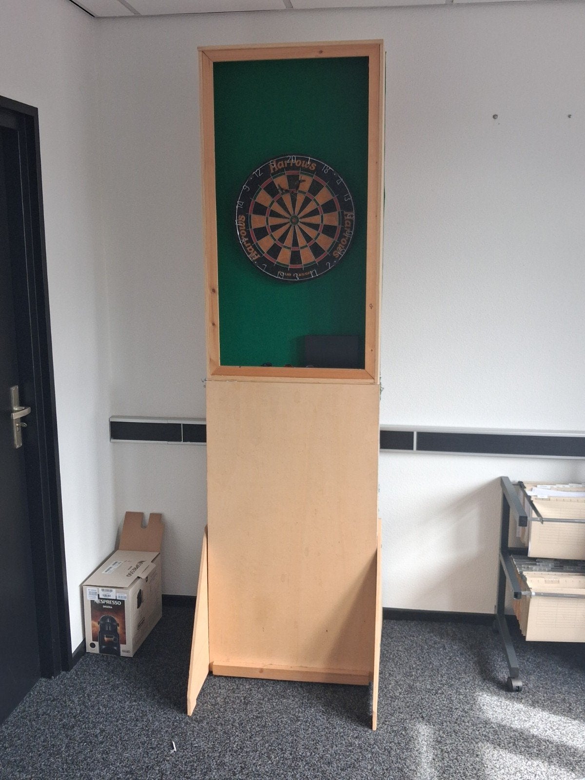 Dartkast helemaal compleet, Ophalen, Zo goed als nieuw, Dartbord