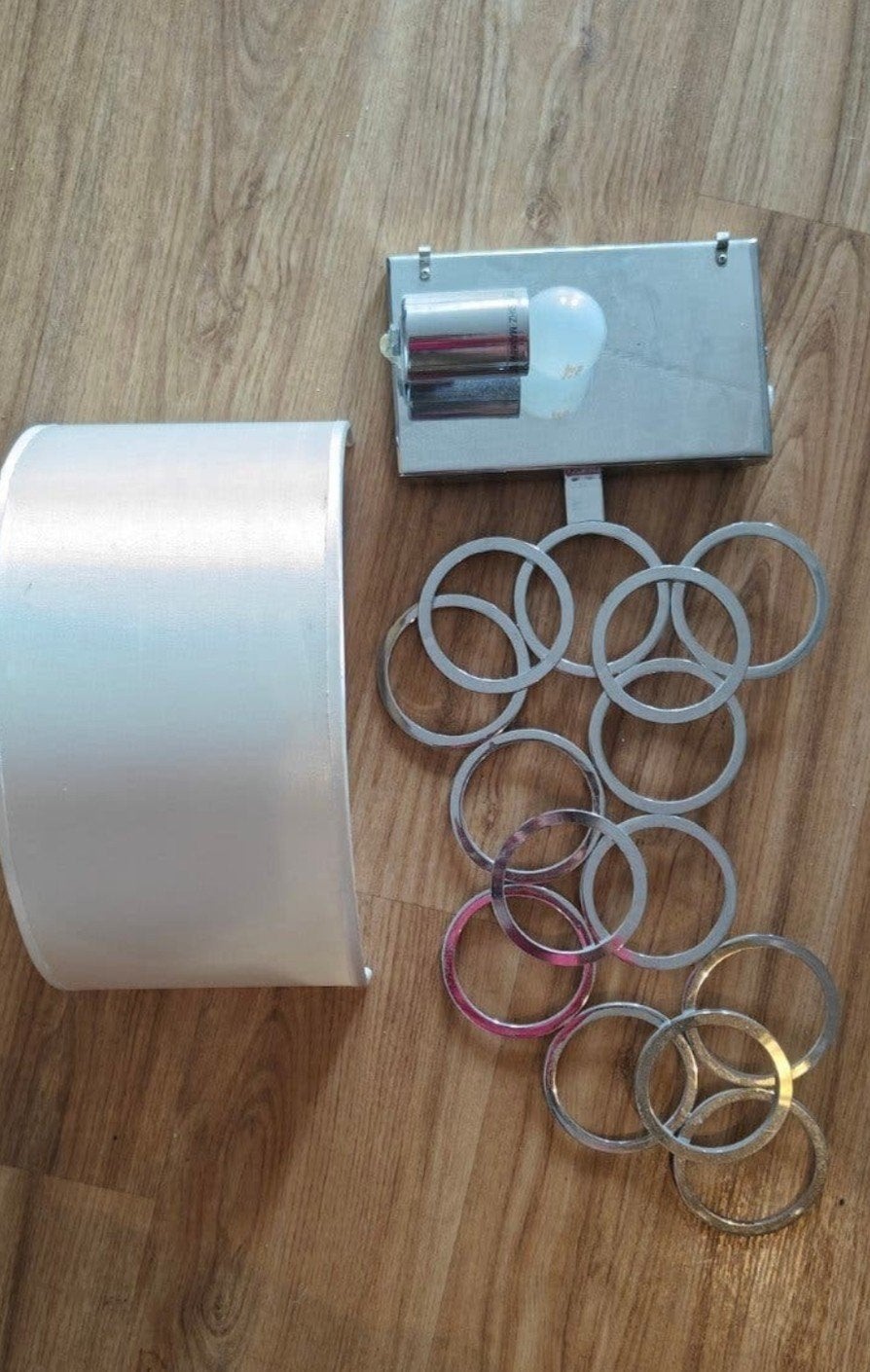 Moderne wandlamp met stoffen kap en metalen ringen, Overige merken, Dimbaar, E27 (groot), Ophalen of Verzenden