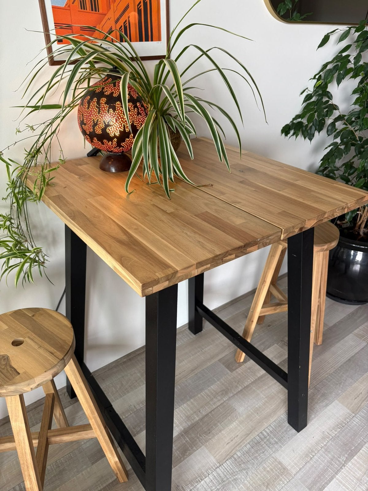 SKOGSTA Tafel IKEA + 2 krukken, 50 tot 100 cm, Vierkant, Tot twee personen, Zo goed als nieuw