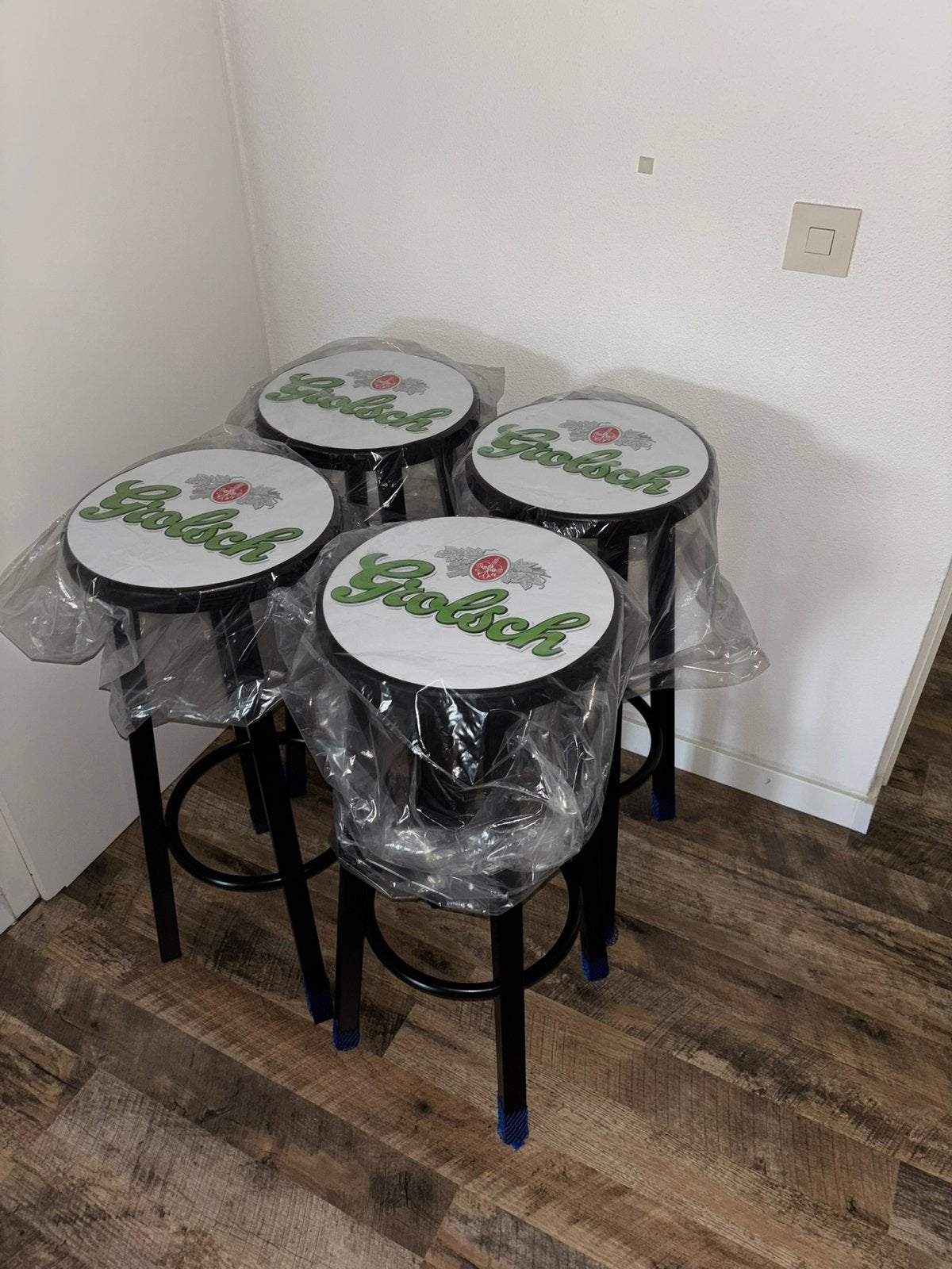 Grolsch barkrukken – perfect voor thuisbar of kroeg, Huis en Inrichting, Barkrukken, 5 krukken of meer, Met voetsteun, 60 tot 90 cm