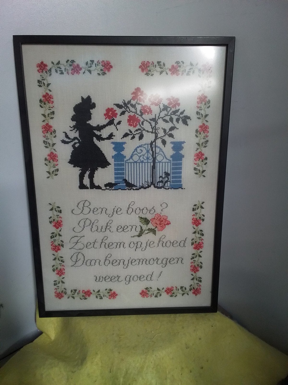 12989) oud geborduurde wandhanger met spreuk 45x32cm, Ophalen of Verzenden
