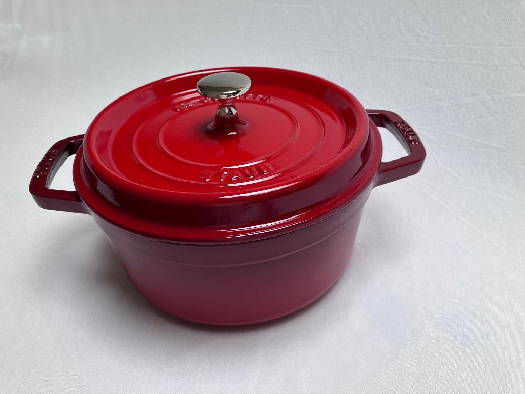 Staub ronde Cocotte braadpan Ø22 cm Kersen rood., Ophalen of Verzenden, Zo goed als nieuw, Gietijzer, Koekenpan of Braadpan