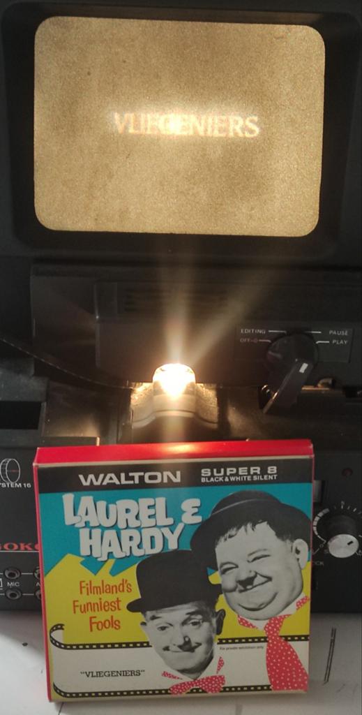 super 8 LAUREL & HARDY VLIEGENIERS 60 meter silent, Ophalen of Verzenden, 8mm film