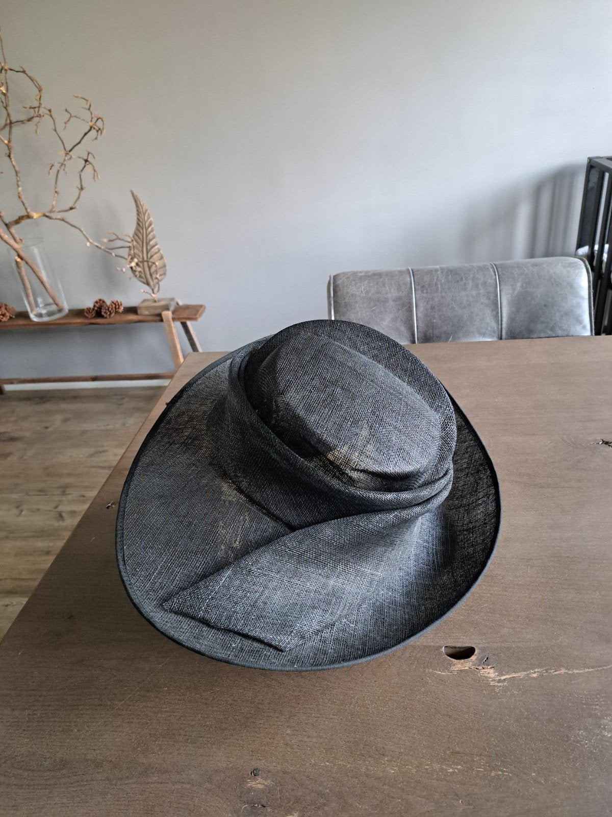 Elegante zwarte hoed met brede rand, Hoed, One size fits all, Ophalen of Verzenden, Onbekend