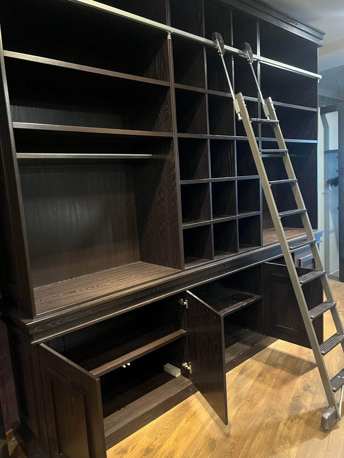 Grote bibliotheekkast met vaste trap en opbergruimte, Ophalen, Gebruikt, 200 cm of meer, Met deur(en)