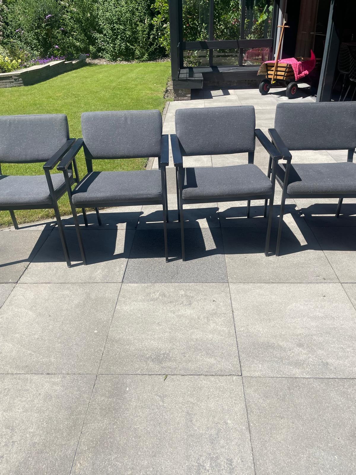 Set van 4 comfortabele grijze eetstoelen  met armleuningen, Ophalen, Zo goed als nieuw, Grijs, Overige materialen