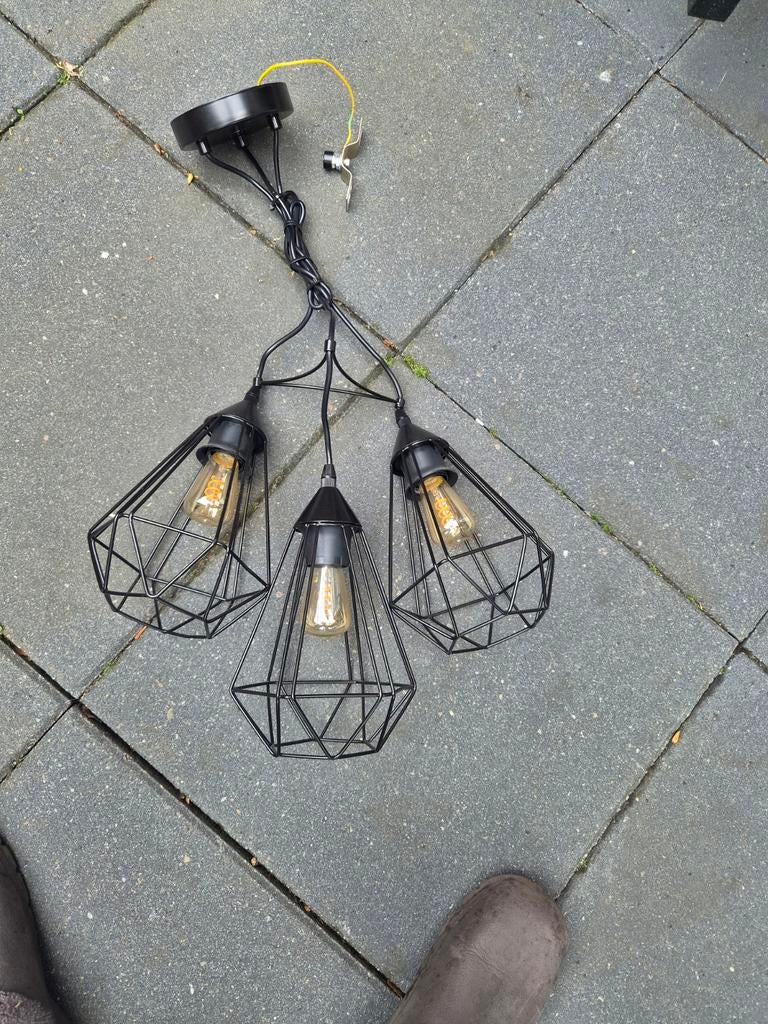 Zwarte hanglamp met 3 kooilampen - Industrieel design, Huis en Inrichting, Lampen | Hanglampen, Industrieel, Modern, Ophalen of Verzenden