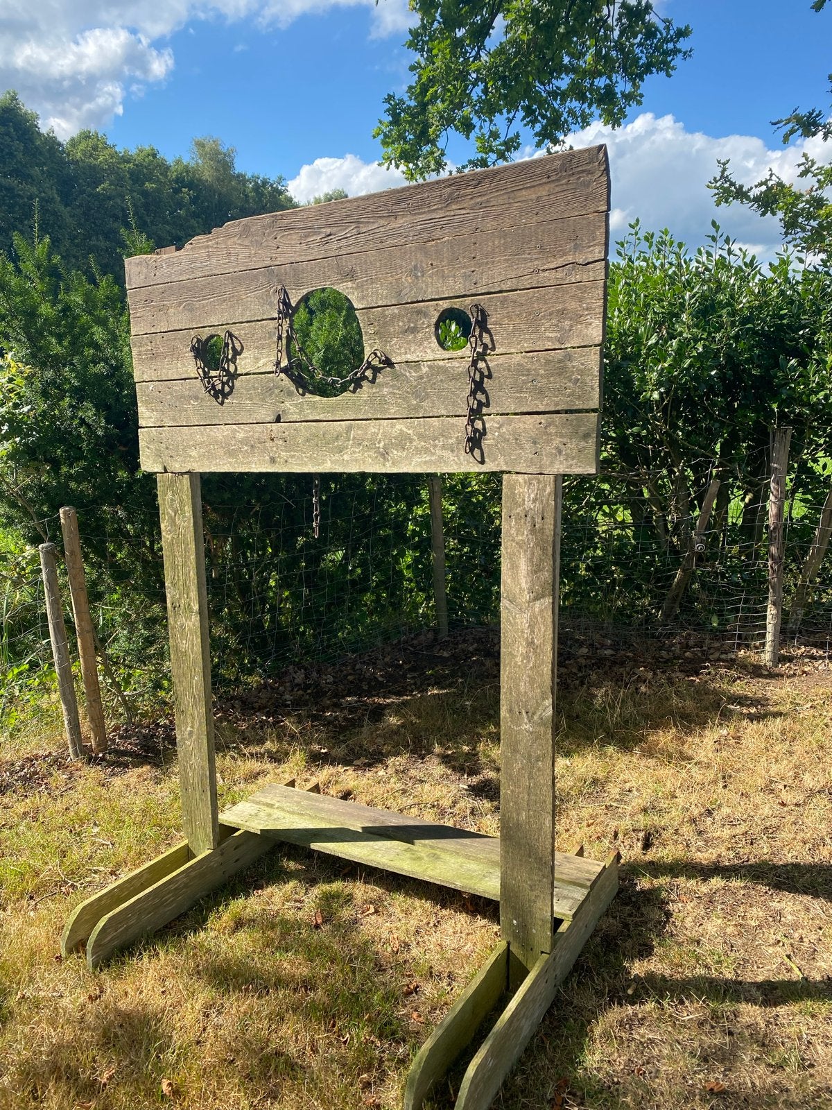 Houten schandpaal met kettingen - Decoratief item, Ophalen, Gebruikt