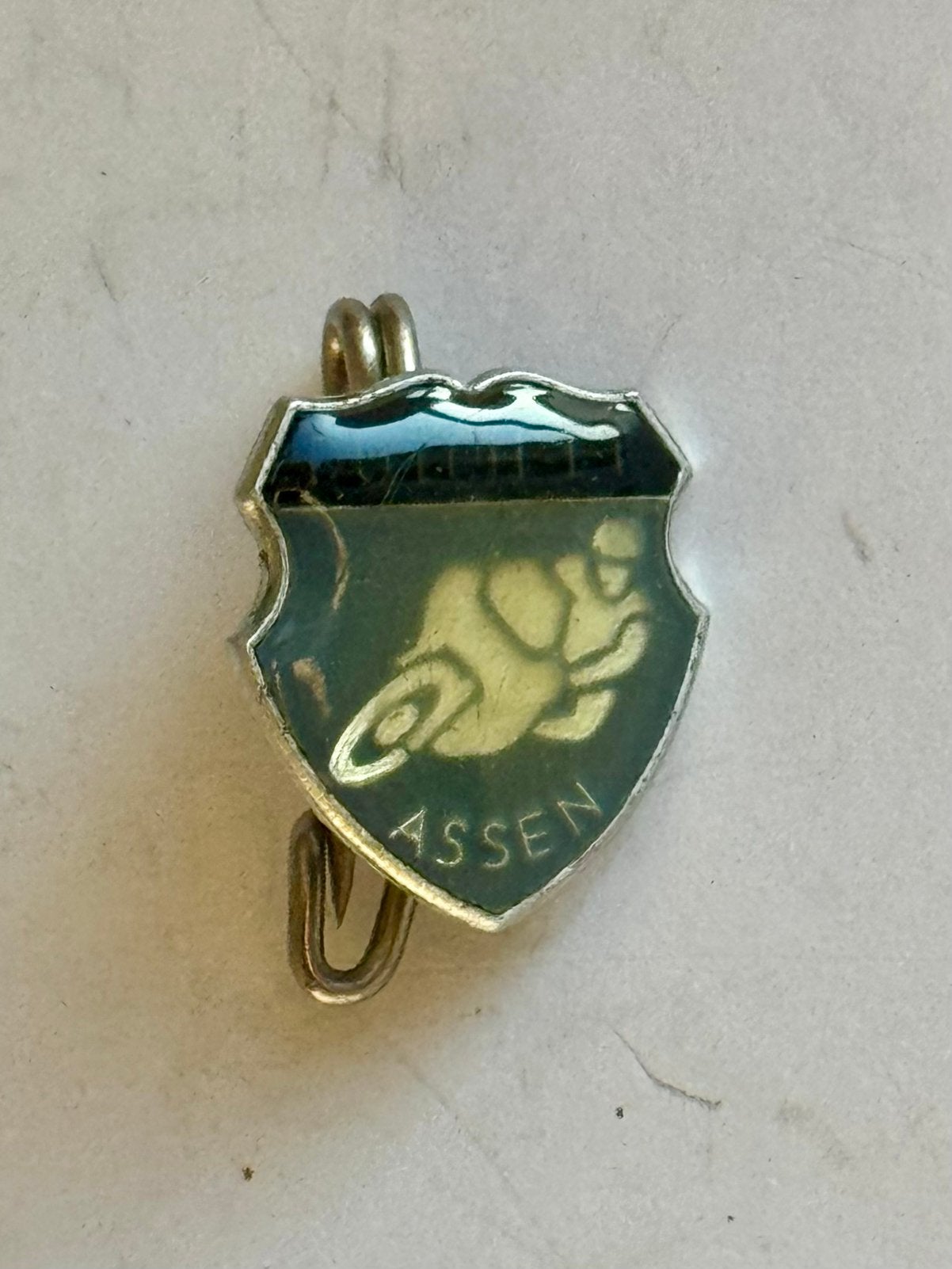 Emaille Broche Dutch TT Assen Motor wegrace, Verzamelen, Ophalen of Verzenden, Zo goed als nieuw, Sport, Speldje of Pin