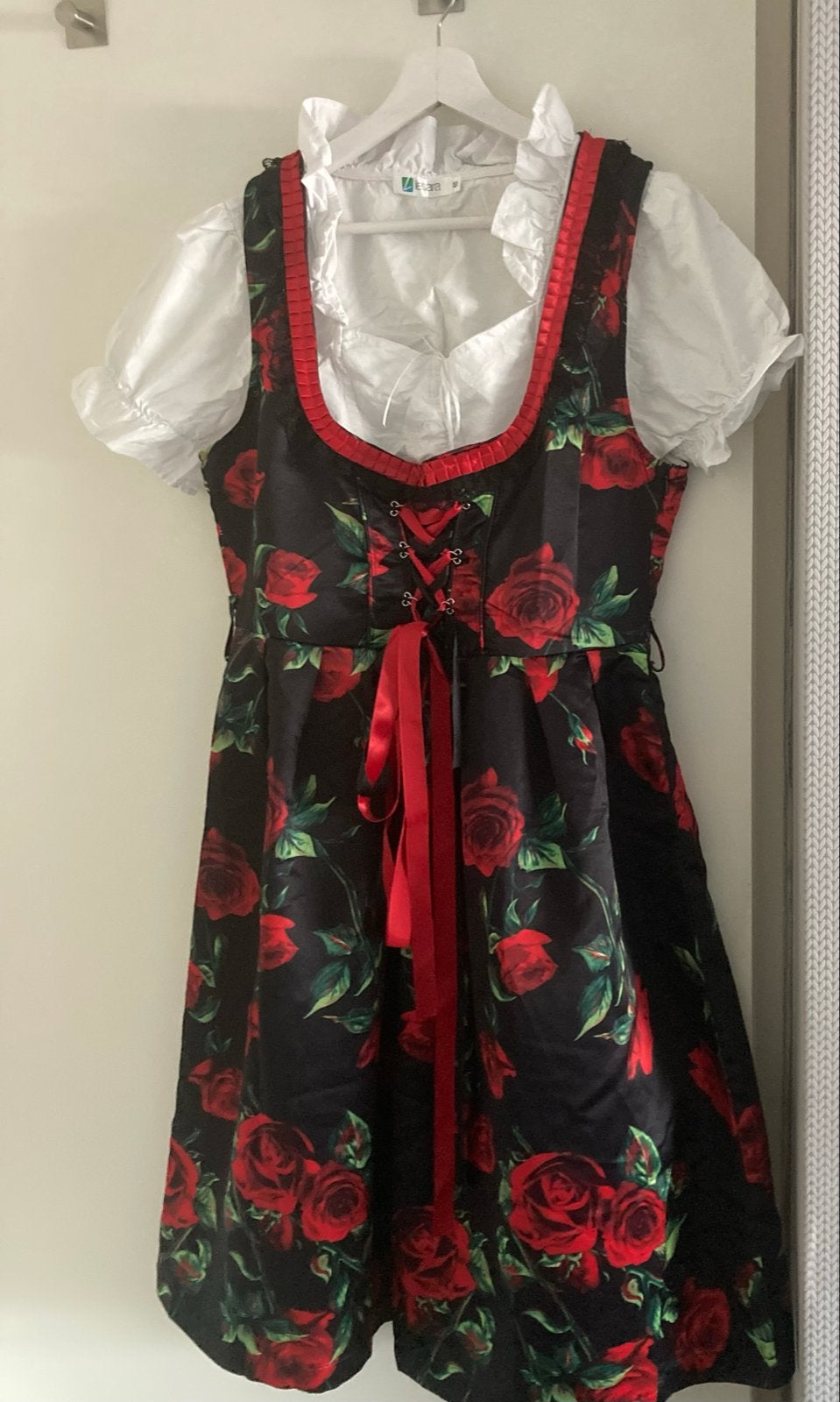 Lesara Dirndl jurk zwart met rode rozen en groene schort, Maat 38/40 (M), Carnaval, Ophalen of Verzenden, Zo goed als nieuw