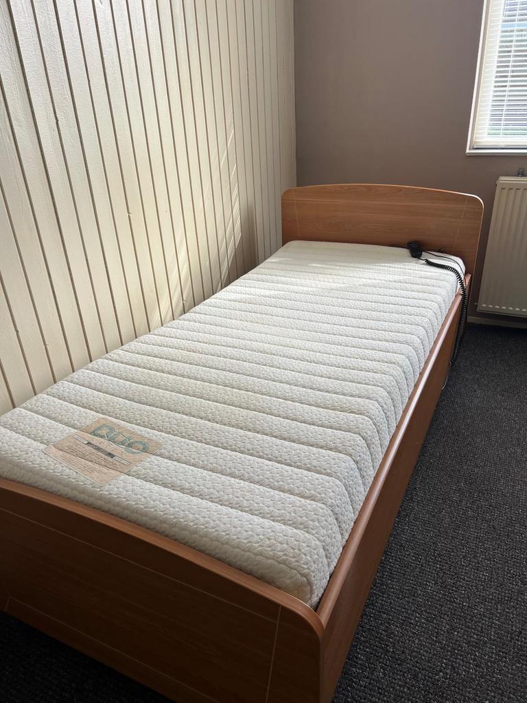Seniorenbed elektrisch, Ophalen