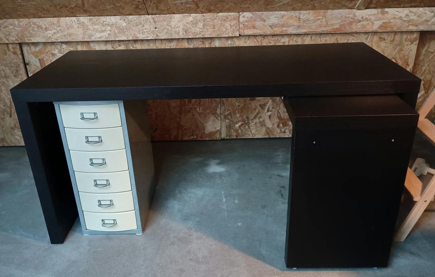IKEA Malm bureau met uitschuifbaar element, zwart, Ophalen, Zwart, Kabelgoot, Zo goed als nieuw