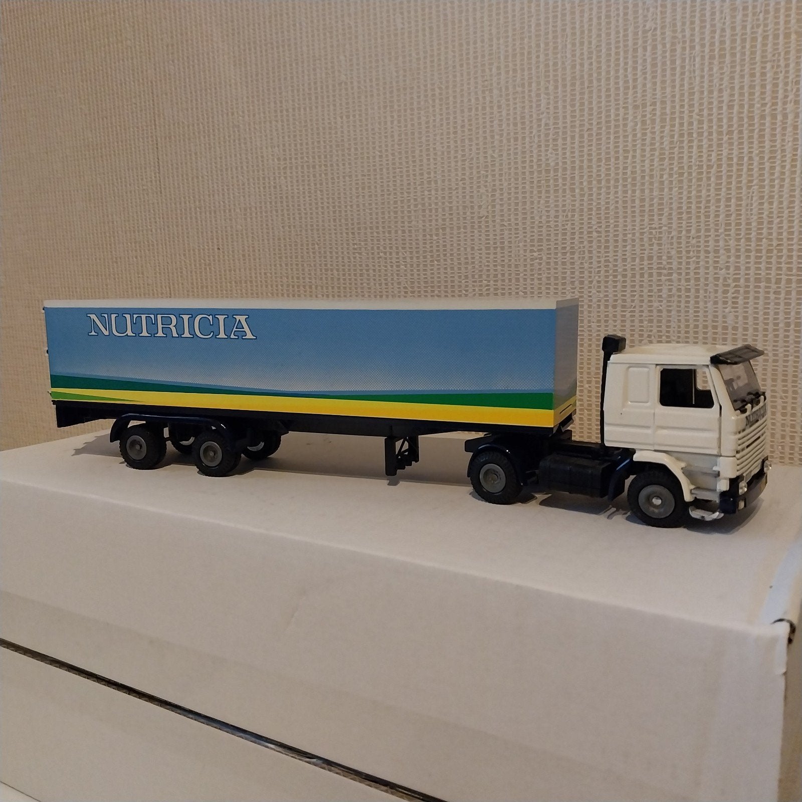 Lion Toys Scania 142m V8 truck met oplegger Nutricia, Ophalen of Verzenden, Zo goed als nieuw, Bus of Vrachtwagen, Lion Toys