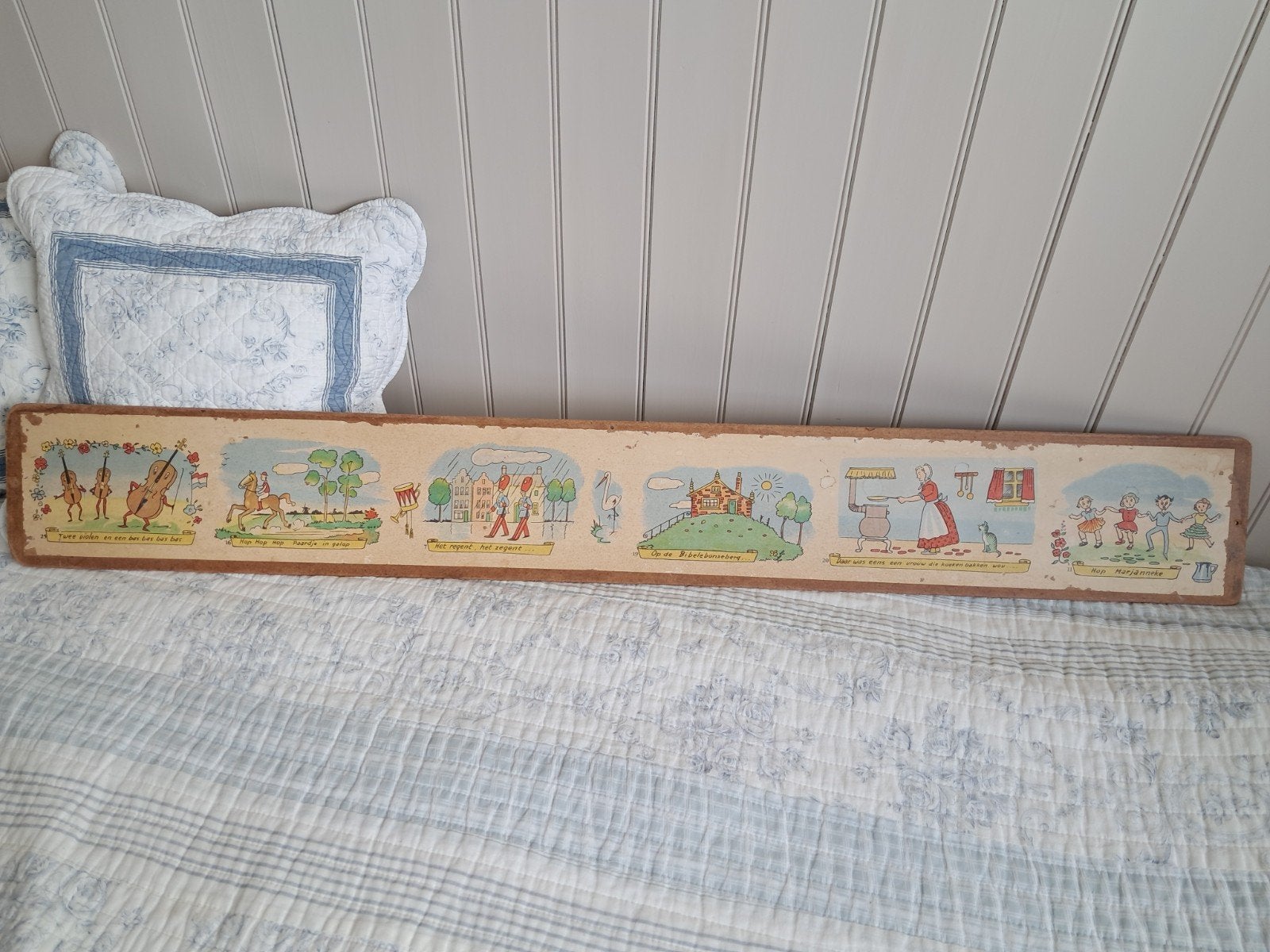 Kinderkamer, Hard boord met tekeningen van kinderliedjes, Ophalen