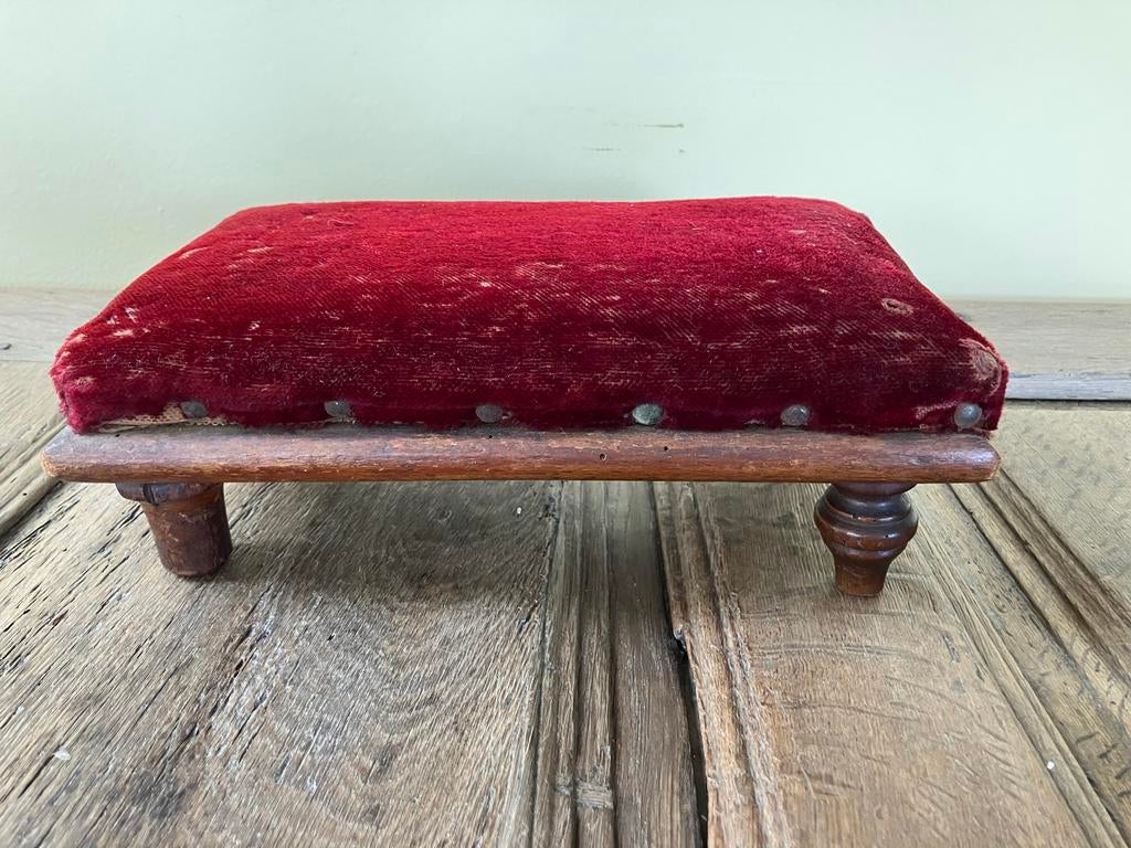 Antieke voetenbankje, knielbankje met rood fluweel, Ophalen of Verzenden