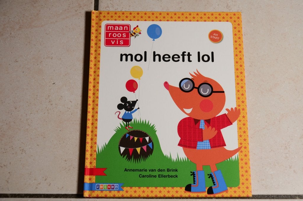 Maan Roos Vis: Mol heeft lol / Annemarie van den Brink AVI S, Boeken, Ophalen of Verzenden, Zo goed als nieuw, Fictie algemeen