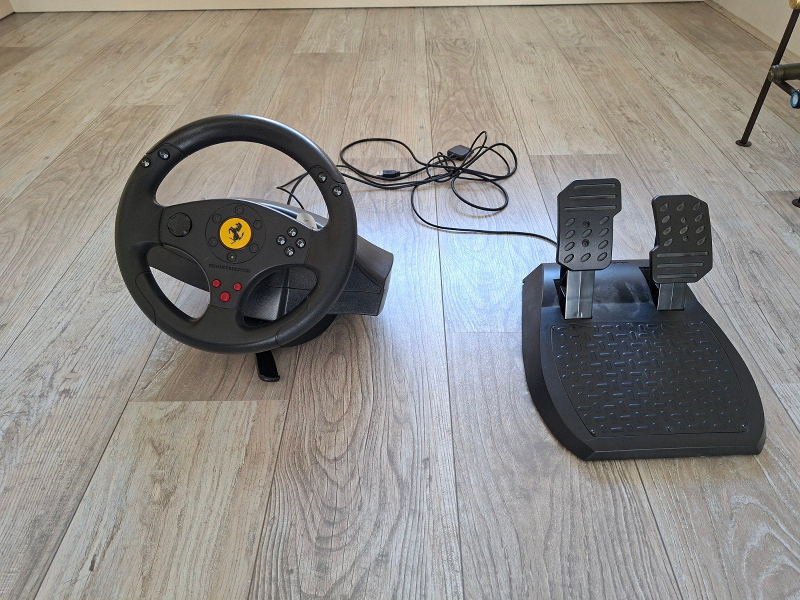 Thrustmaster Ferrari Racing Wheel met Pedalen, Spelcomputers en Games, Spelcomputers | Overige Accessoires, Gebruikt, Racestuur