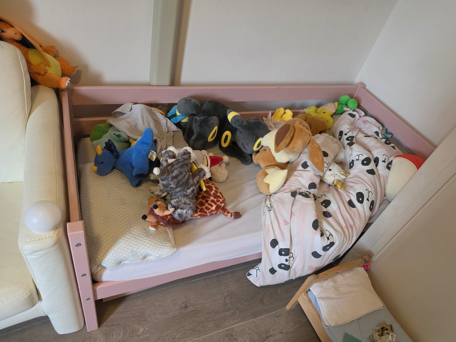 Kinderbed roze laatjes incl aerosleep matras hoezen etc, Kinderen en Baby's, Kinderkamer | Stapelbedden en Hoogslapers, Ophalen