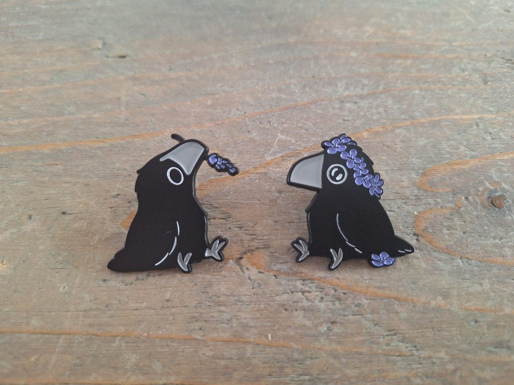 2 mooie pins zwarte raven te koop, Verzamelen, Ophalen of Verzenden, Nieuw, Overige onderwerpen, Speldje of Pin