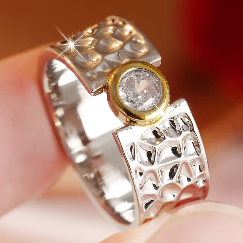 Bewerkte zilver/gpudkleur ring met zirconia. maat 19, Overige materialen, 19 tot 20, Nieuw, Ophalen of Verzenden