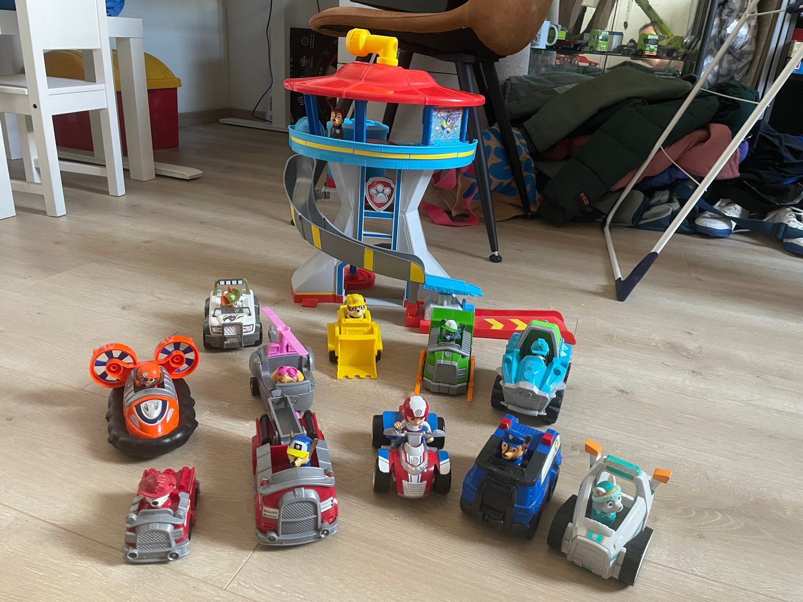 Paw Patrol set compleet veel autos en toren, Ophalen of Verzenden, Zo goed als nieuw