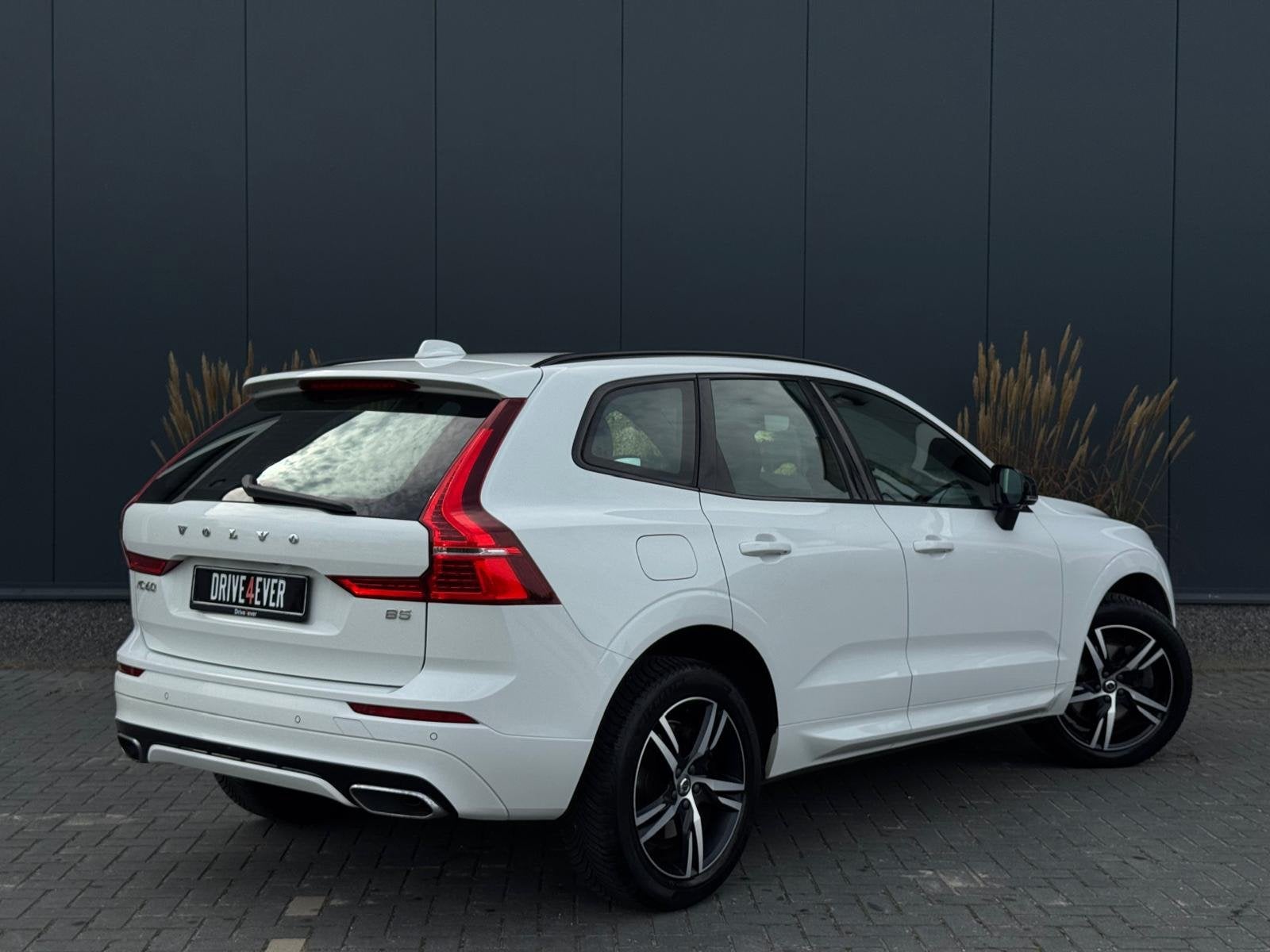 Volvo XC60 2.0 B5 AWD R-Design NAVI|LEDER|CAMERA|SPORTVELGEN, Auto's, Dealer onderhouden, Gebruikt, Zwart, Wit
