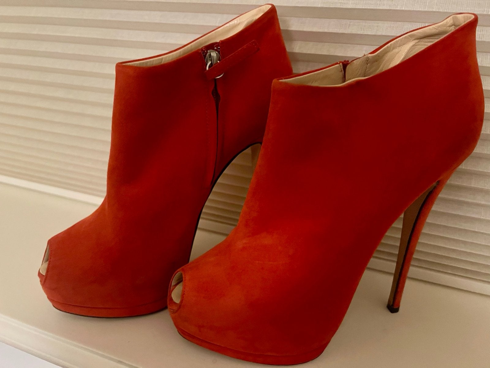 Giuseppe Zanotti rode suède peep-toe enkellaarsjes, maat 40, Lage of Enkellaarzen, Ophalen of Verzenden, Gedragen, Rood