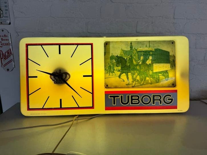 Vintage Tuborg Wandklok met Verlichting 1975, Verzamelen, Biermerken, Ophalen, Gebruikt, Reclamebord, Plaat of Schild, Overige merken