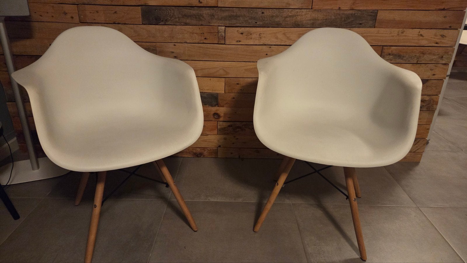 Set van 2 witte kuipstoelen met houten poten, Huis en Inrichting, Stoelen, Ophalen, Gebruikt, Twee, Hout