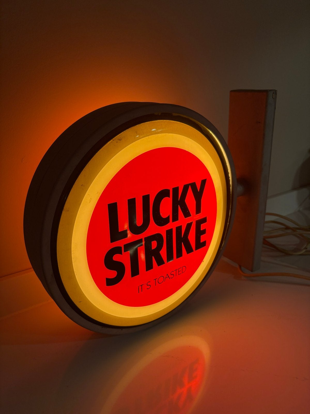 Dubbelzijdige Lucky Strike Lichtbak met Muursteun, Verzenden, Zo goed als nieuw, Lichtbak of (neon) lamp