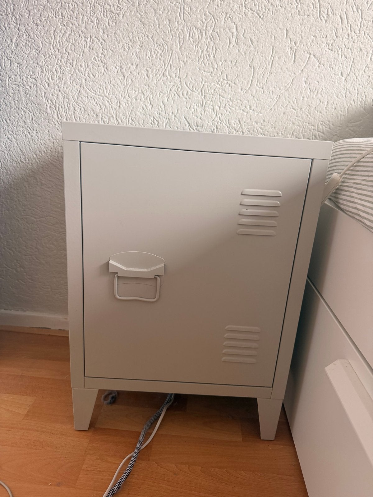 Metalen nachtkastje/locker Grijs/beige, Huis en Inrichting, Kasten | Lockerkasten, Ophalen, Gebruikt