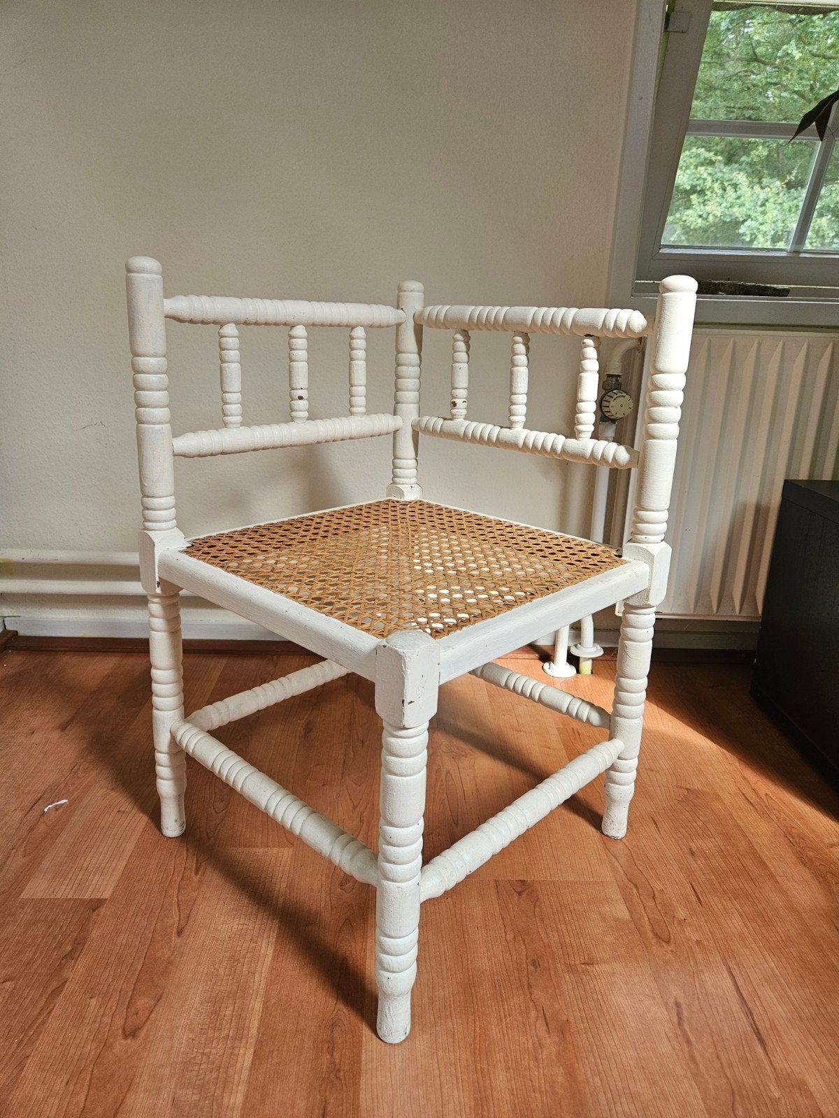 Witte houten bobbin hoekstoel met rieten zitting, Ophalen