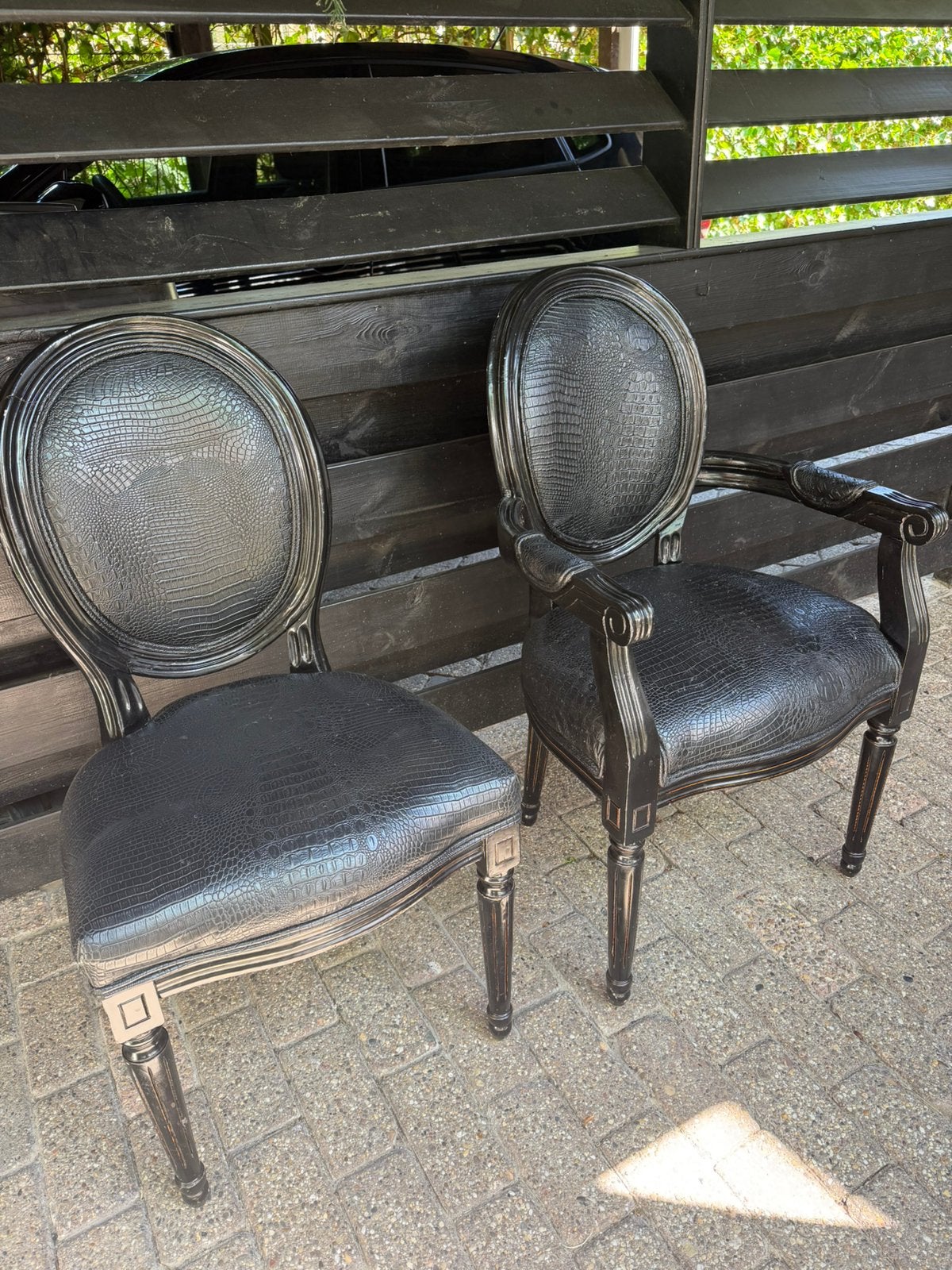 2 zwarte fauteuils/stoelen met krokodillenlook bekleding, Huis en Inrichting, Stoelen, Ophalen, Zo goed als nieuw, Zwart, Twee