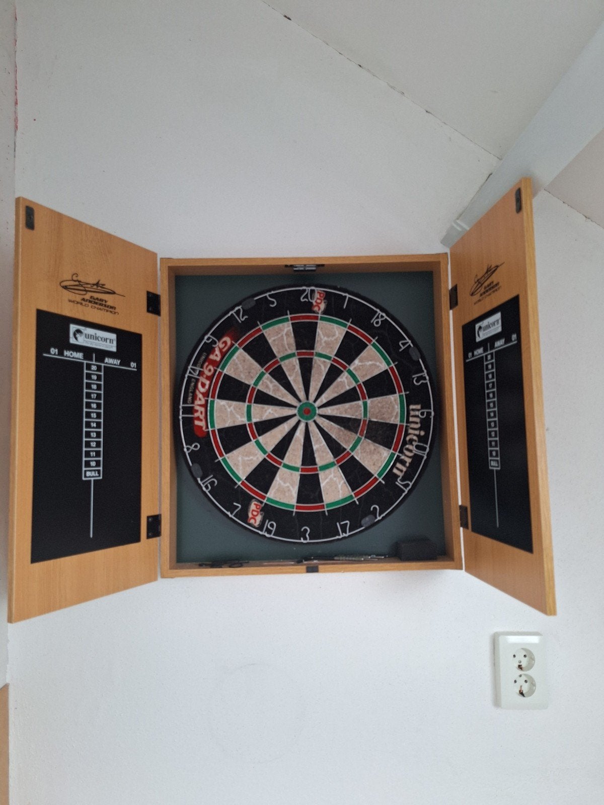 Unicorn Dartbord met Houten Kast, Sport en Fitness, Ophalen, Gebruikt, Dartbord met pijlen