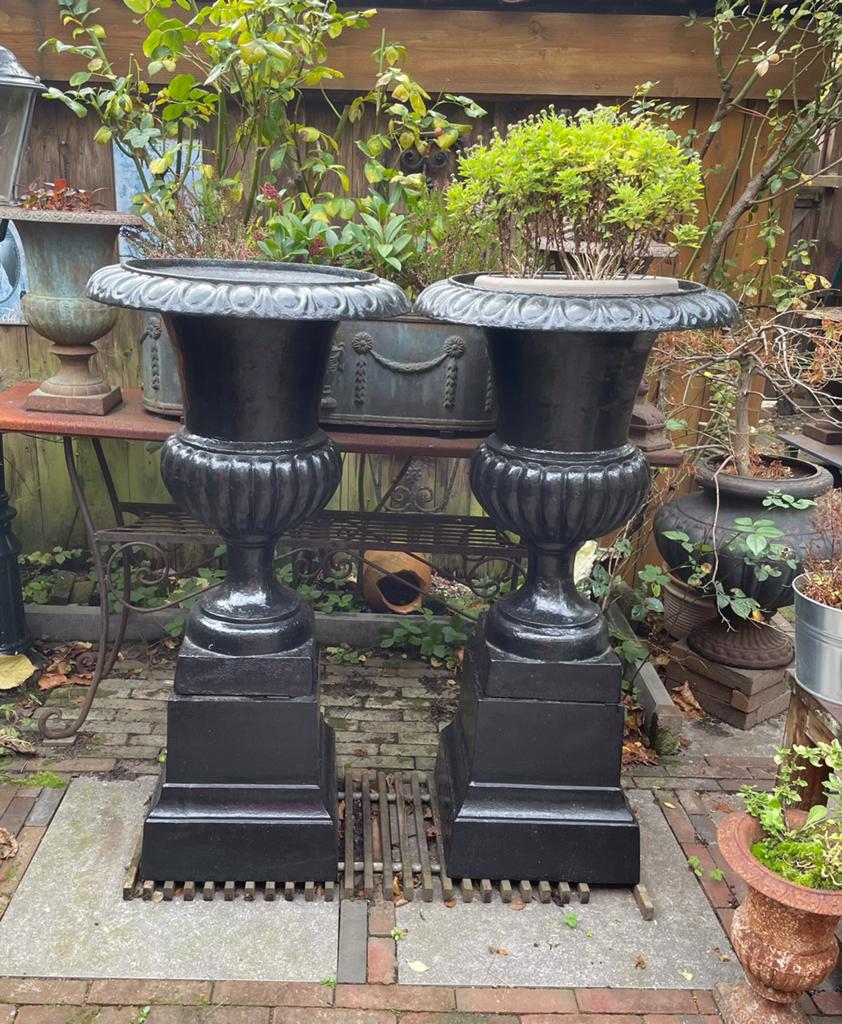 2 gietijzeren tuinvazen bloempotten op console, Tuin en Terras, Tuinvazen, Ophalen, Zo goed als nieuw