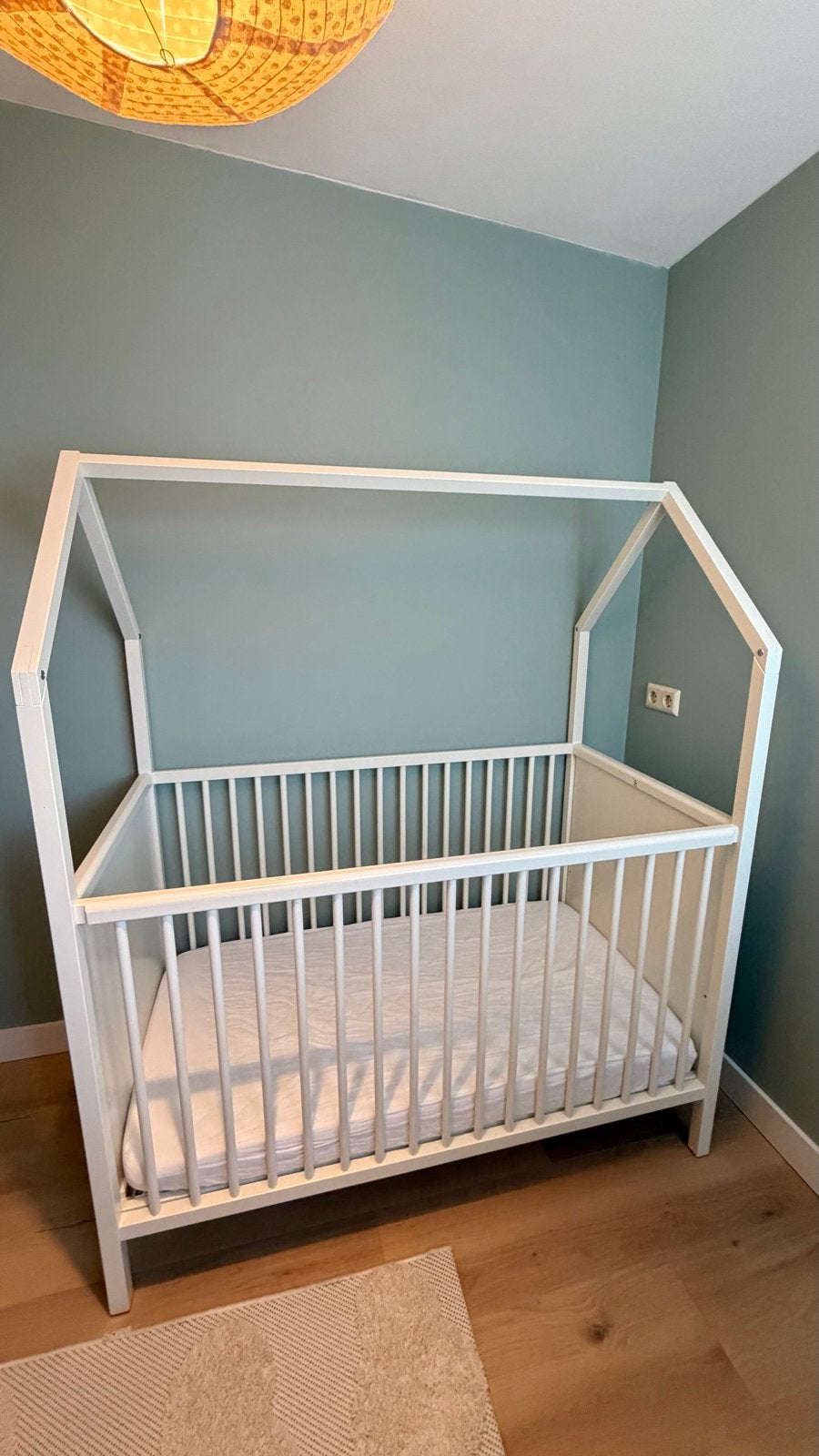 Stokke Home ledikant inclusief matras en hoeslakens, Ophalen, Gebruikt, Wit, 190 cm of minder