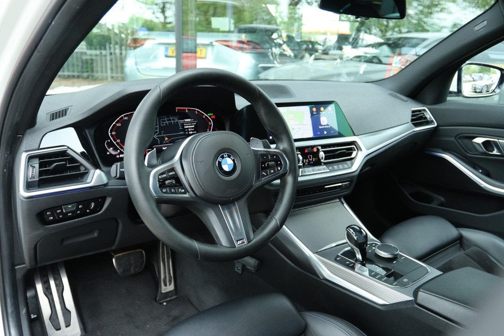 BMW 3-SERIE 320I EXECUTIVE EDITION M-SPORT | CARPLAY | HUD |, Auto's, BMW, Automaat, 1998 cc, Achterwielaandrijving, Gebruikt