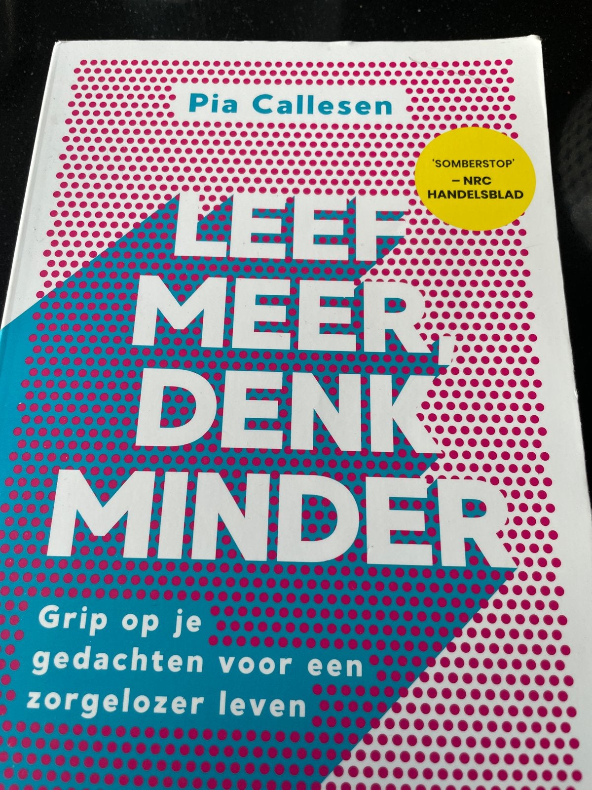 Leef Meer, Denk Minder - Pia Callesen (Psychologie), Boeken, Ophalen of Verzenden, Zo goed als nieuw, Klinische psychologie