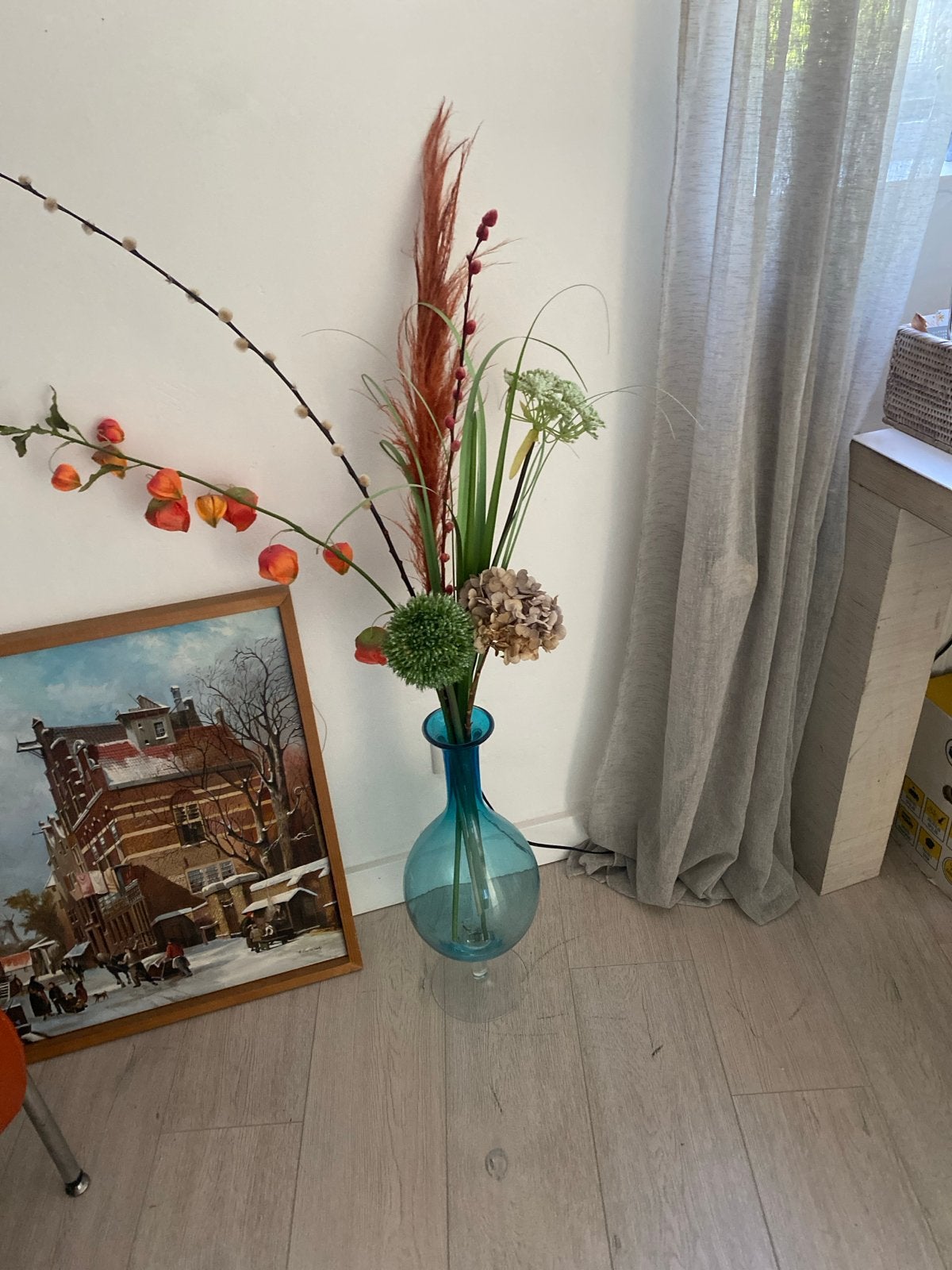 Grote turquoise glazen vaas met kunstbloemen, Ophalen, Gebruikt, Blauw, Inclusief decoratie