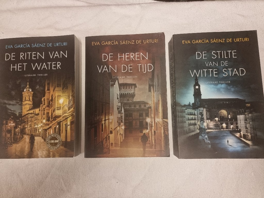 3 Thrillers Van Eva Garcia Saenz de Urturi, Ophalen of Verzenden, Gelezen, Eva Garcia Saenz de Urturi, Europa overig