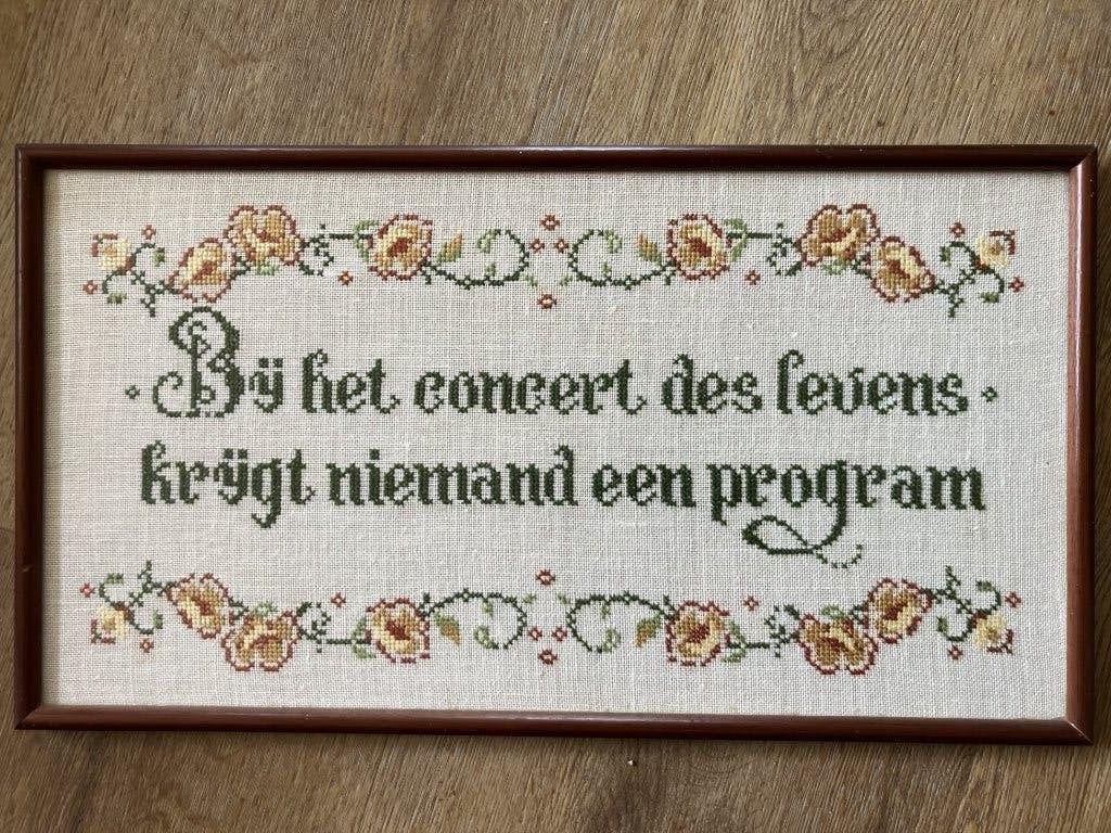 Antiek geborduurd schilderij 'Bij het concert des levens...., Antiek en Kunst, Ophalen of Verzenden